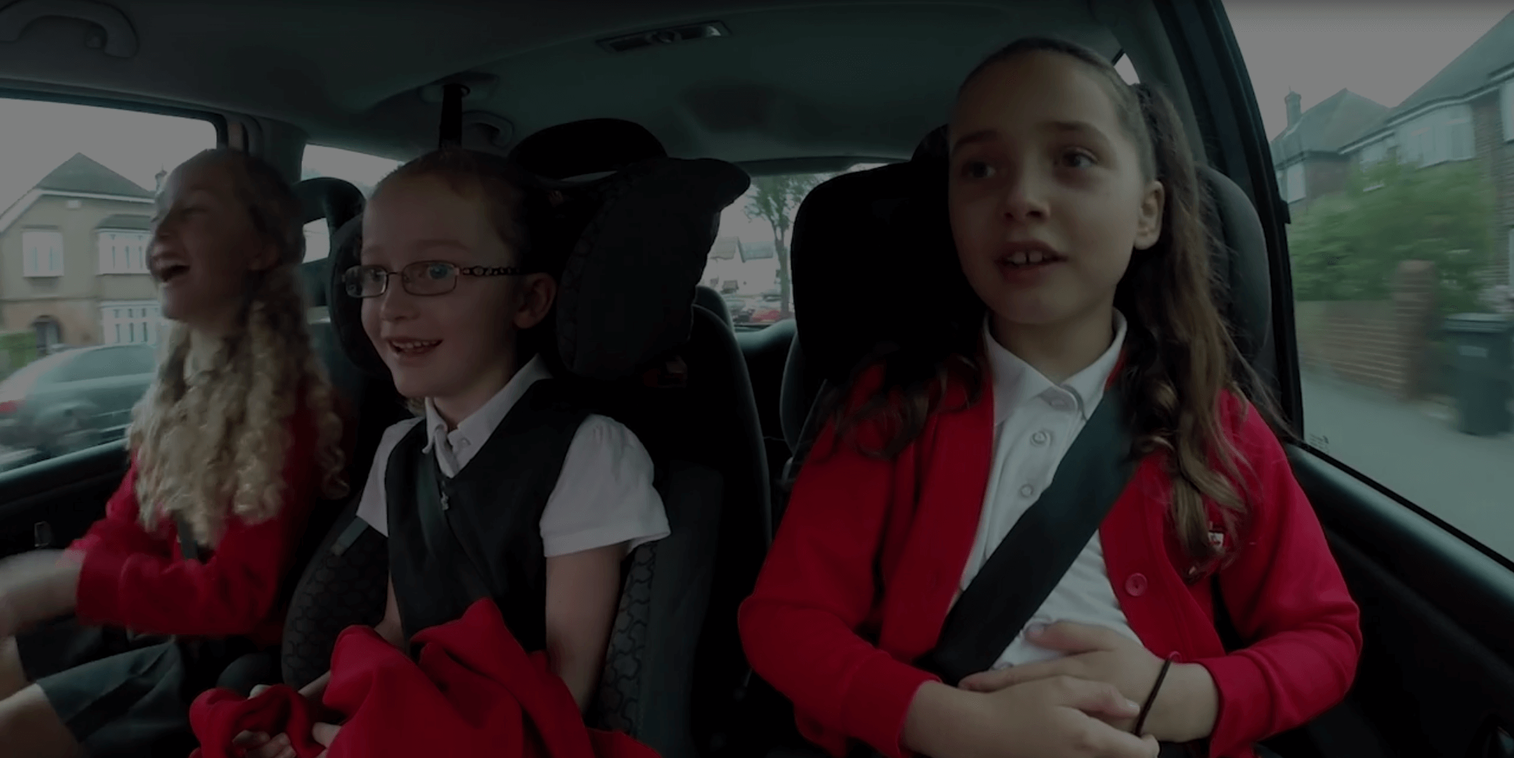 chicas sentadas en el asiento trasero de un coche