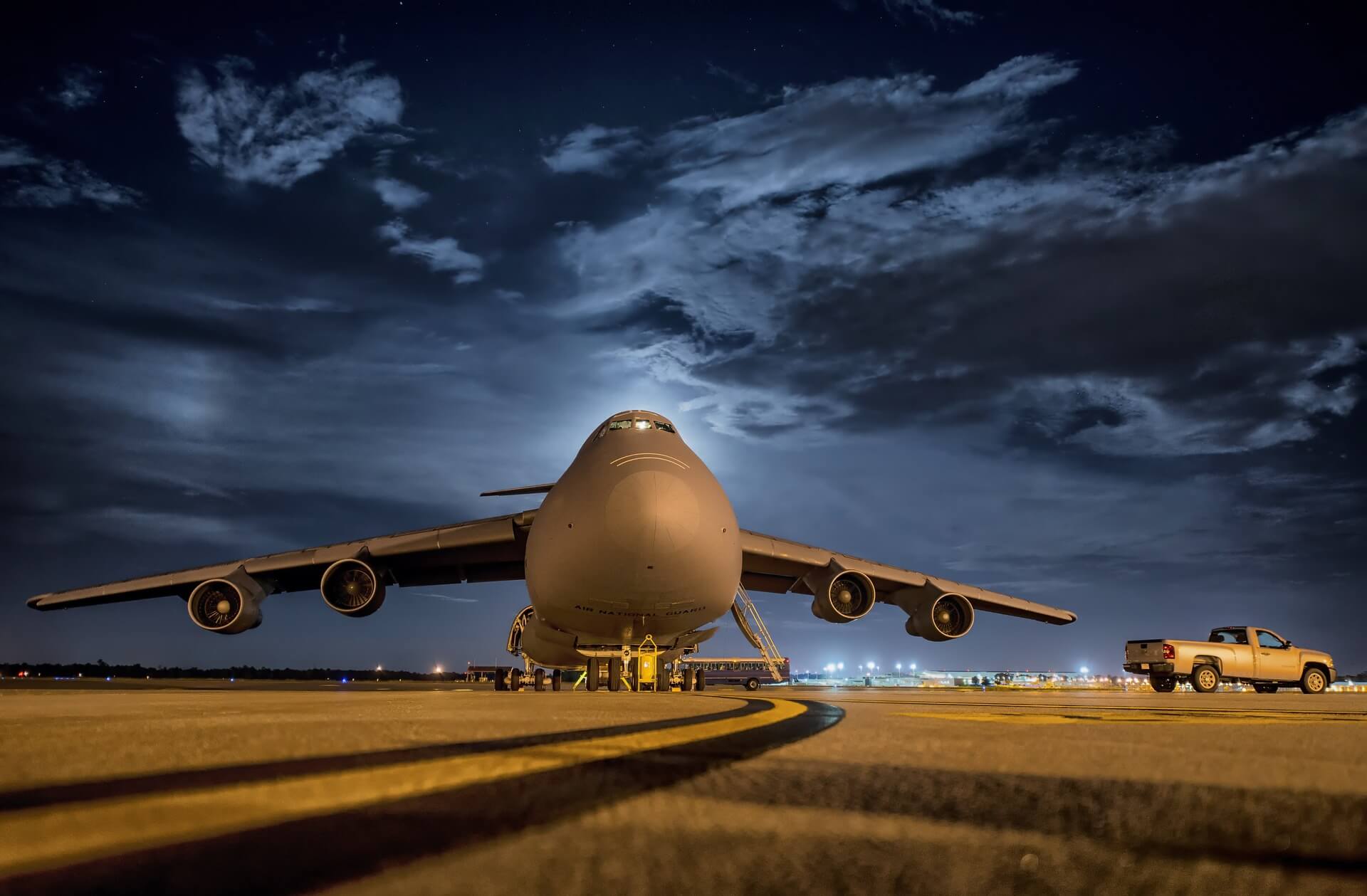 Boeing-Flugzeug auf der Startbahn