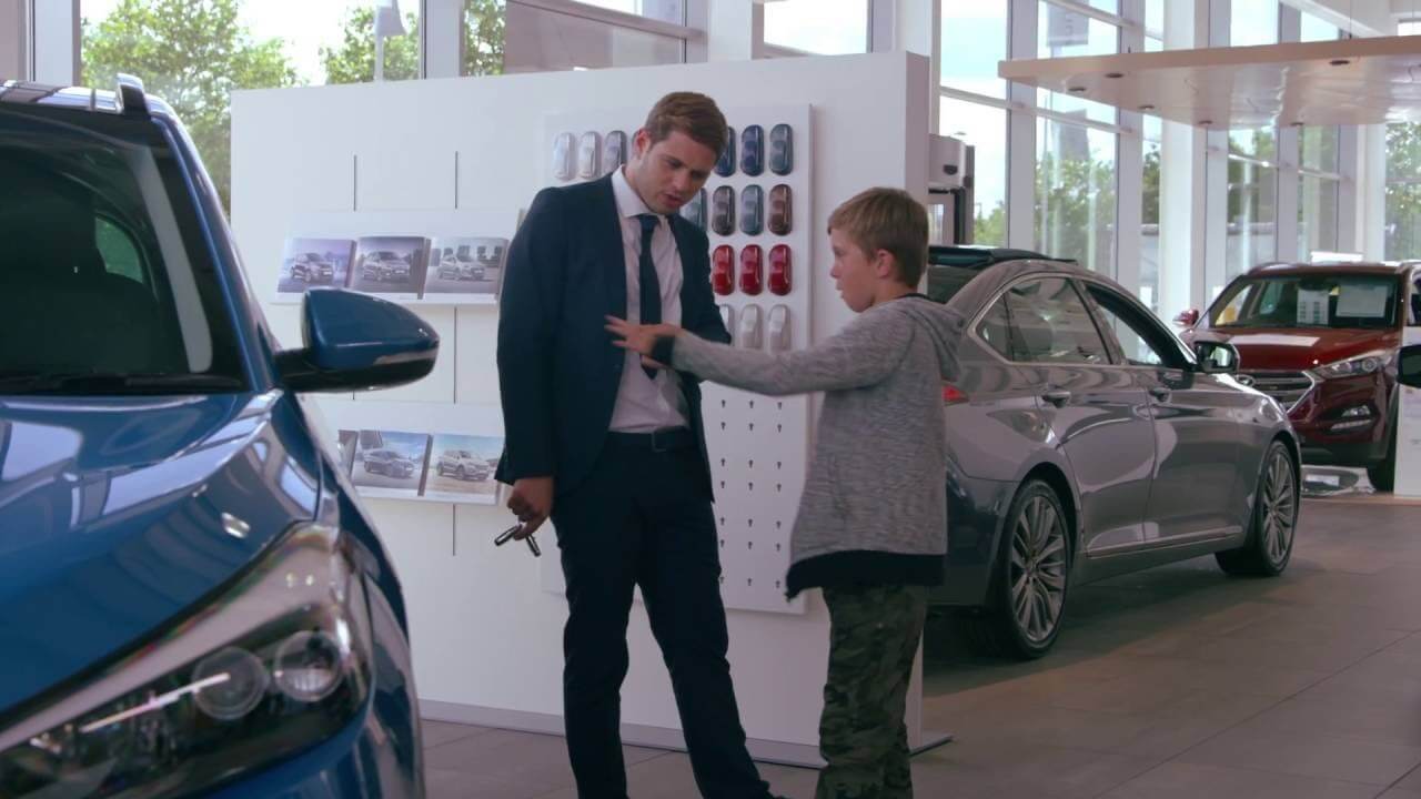 enfant regardant une voiture hyundai