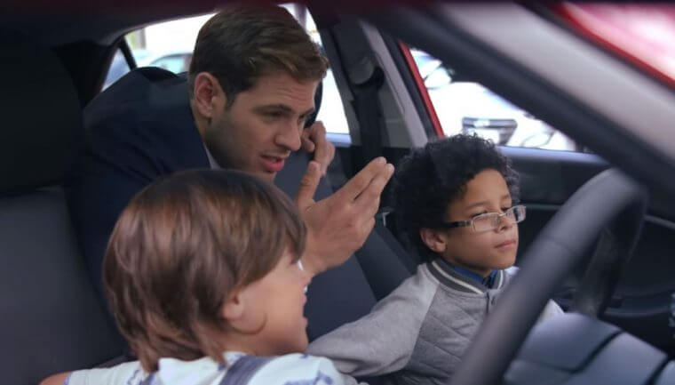 enfants assis sur le siège avant d'une voiture